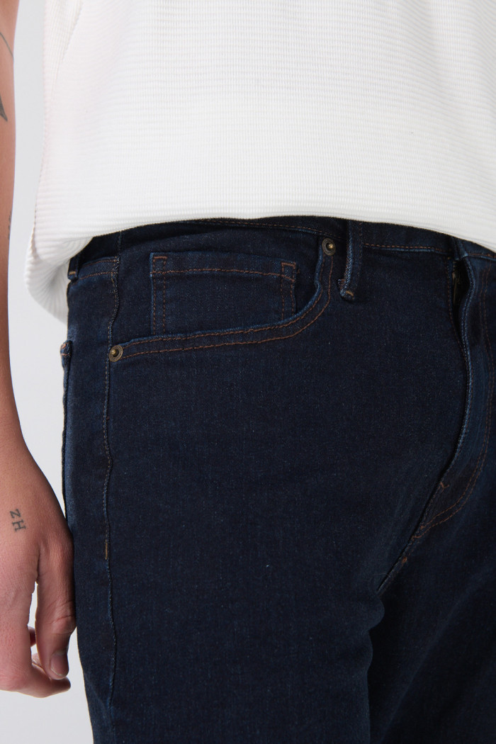 Jean azul intenso straight leg infaltables con bota recta
