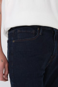 Jean azul intenso straight leg infaltables con bota recta
