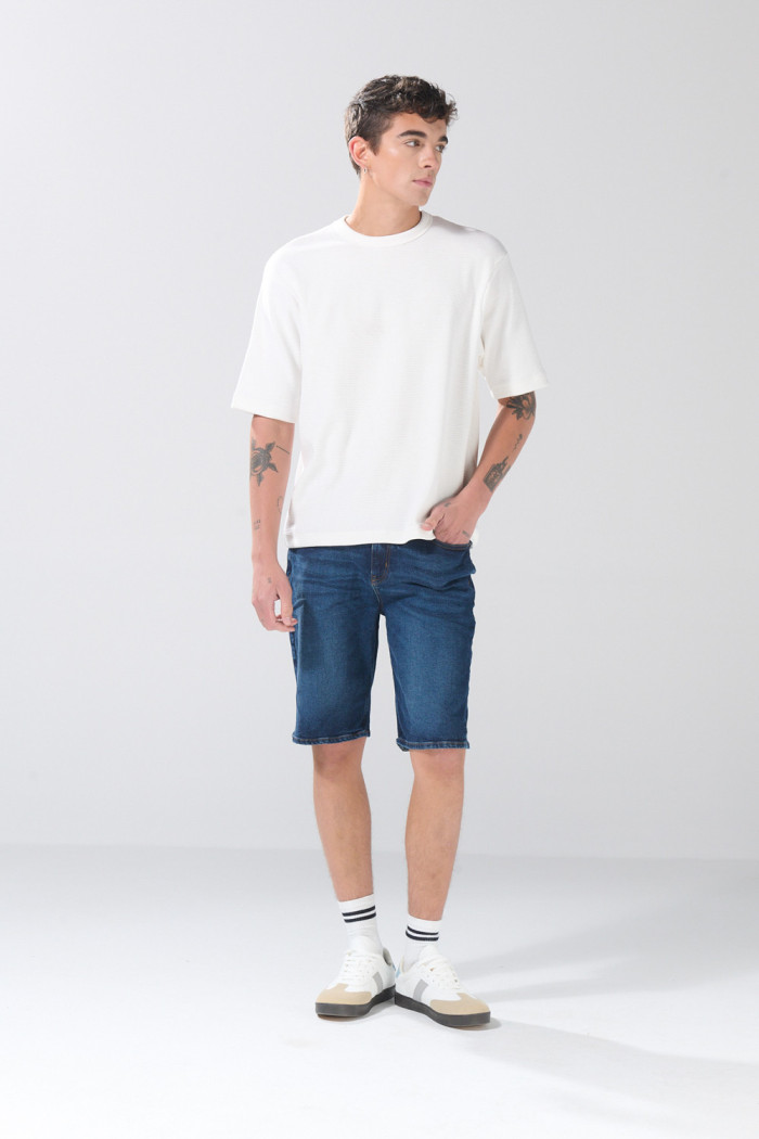 Bermuda tiro bajo slim azul de jean infaltables con botón
