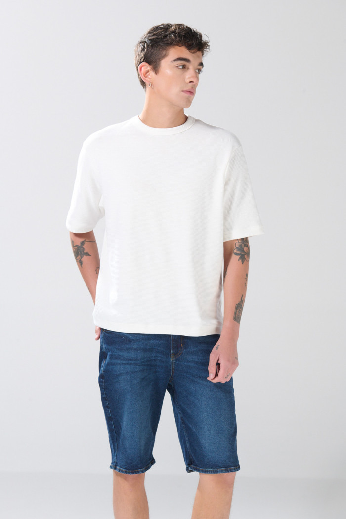 Bermuda tiro bajo slim azul de jean infaltables con botón
