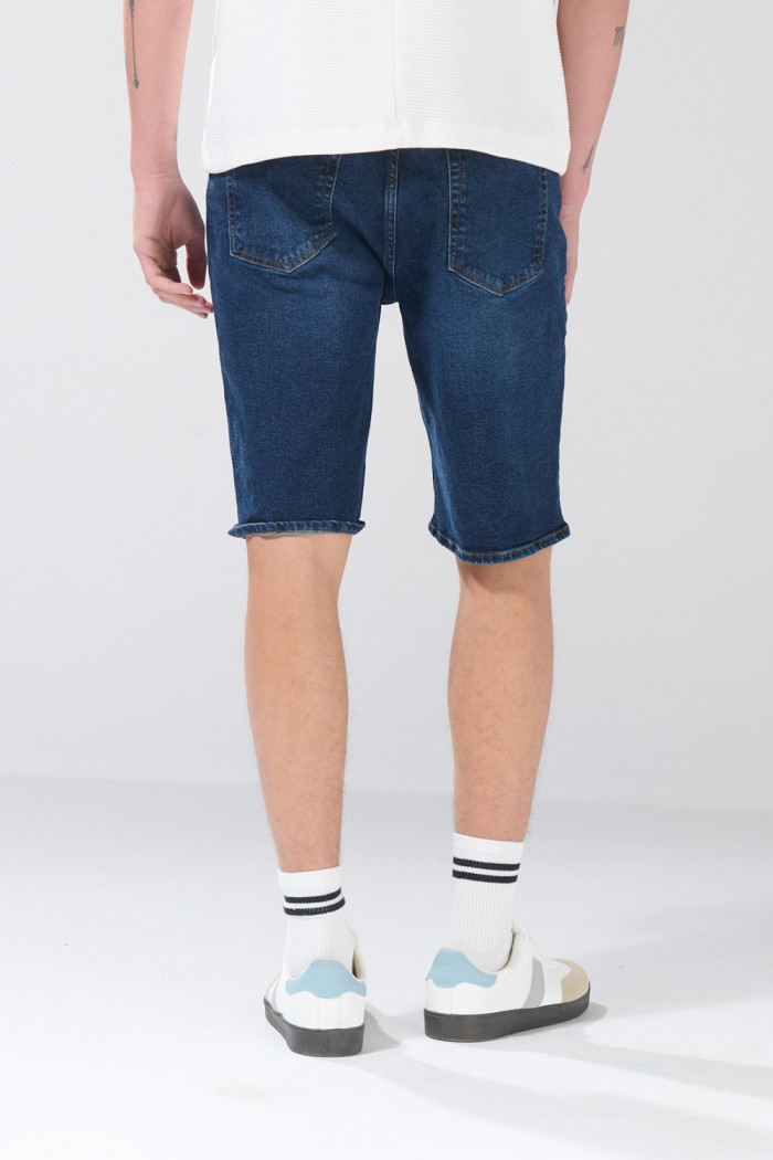 Bermuda tiro bajo slim azul de jean infaltables con botón
