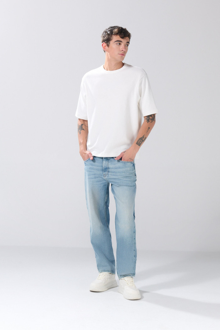 Jean infaltables azul 90´S con desgastes y tiro bajo
