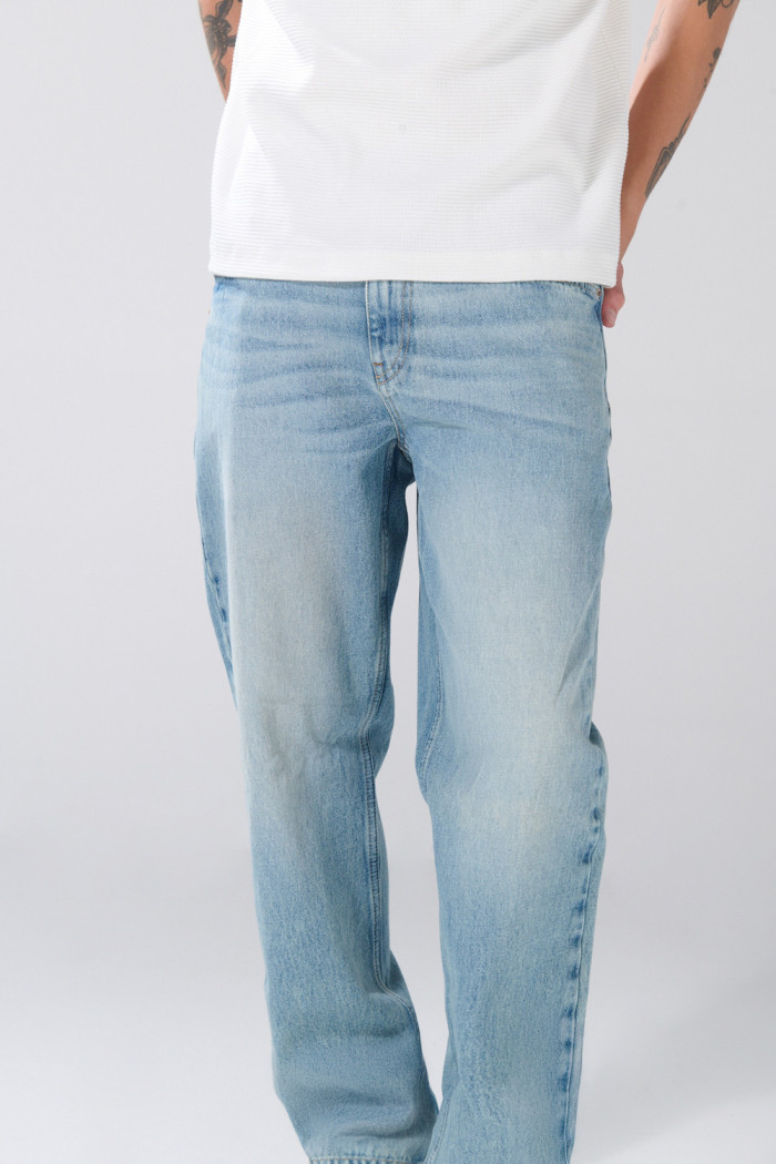 Jean infaltables azul 90´S con desgastes y tiro bajo
