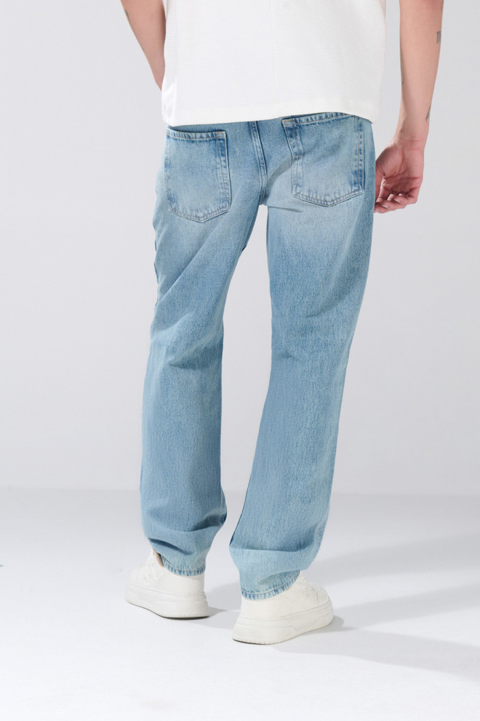 Jean infaltables azul 90´S con desgastes y tiro bajo
