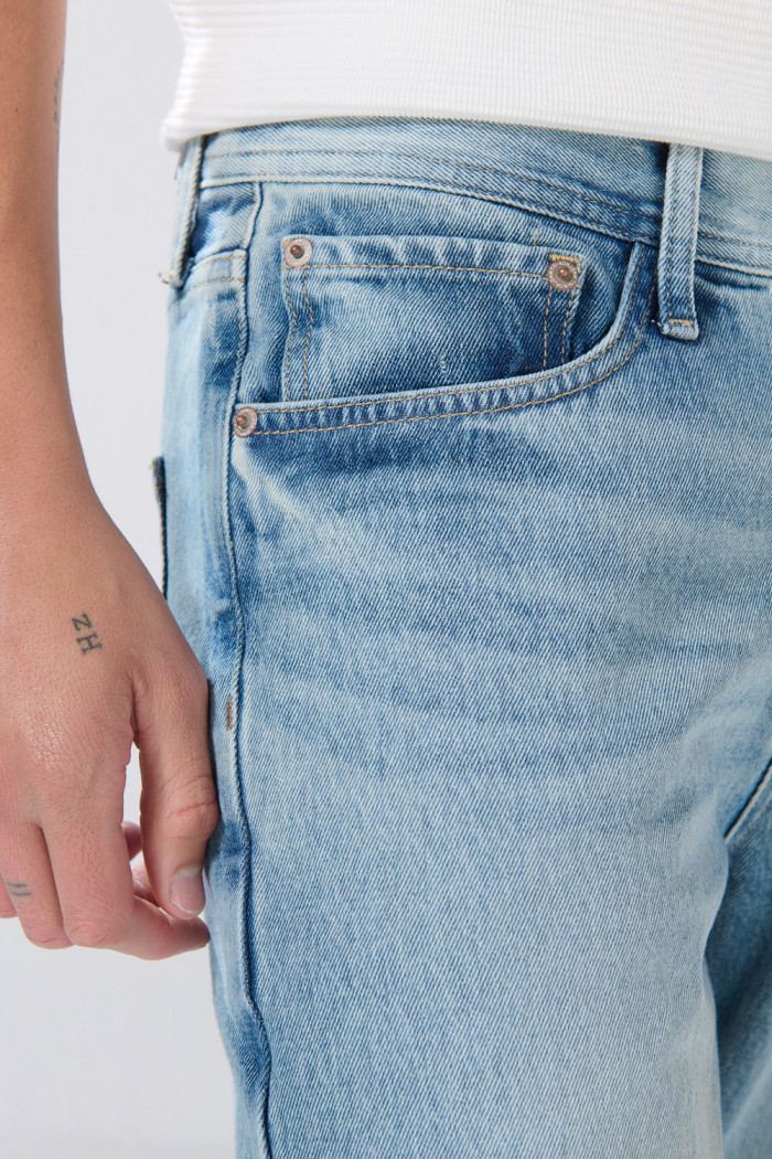 Jean infaltables azul 90´S con desgastes y tiro bajo
