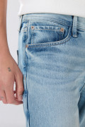 Jean infaltables azul 90´S con desgastes y tiro bajo
