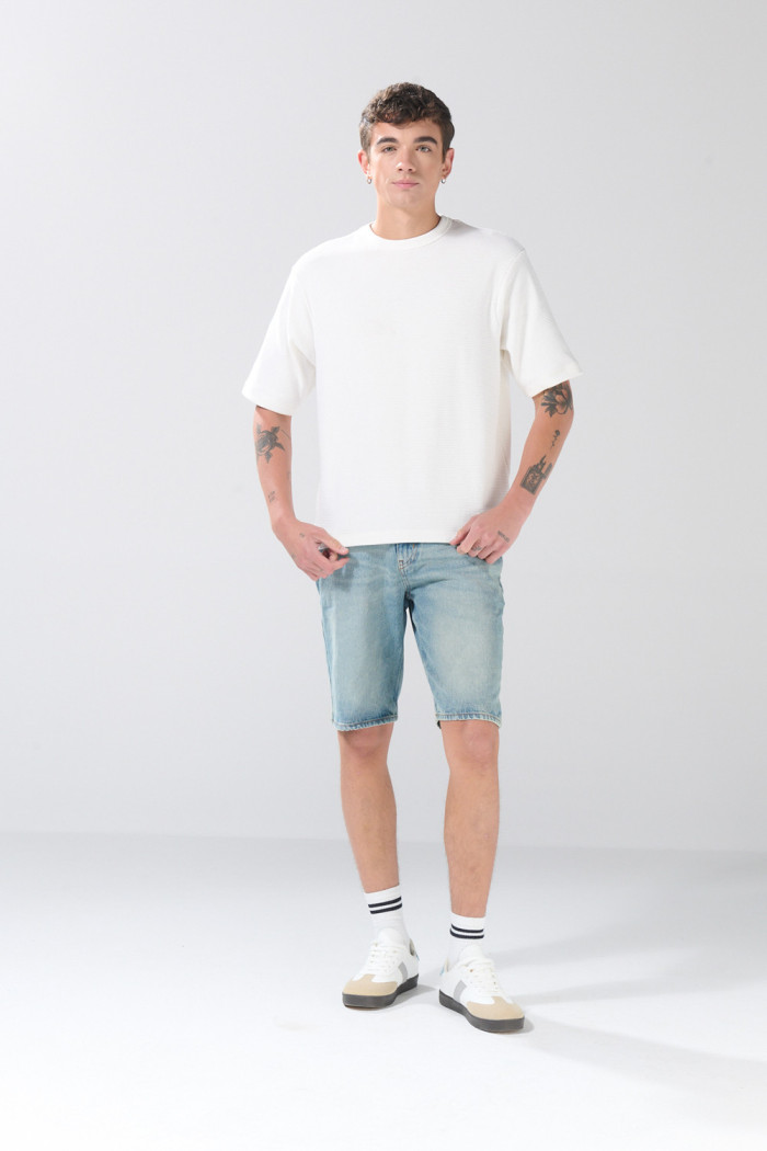 Bermuda slim de jean tiro bajo azul medio con cremallera
