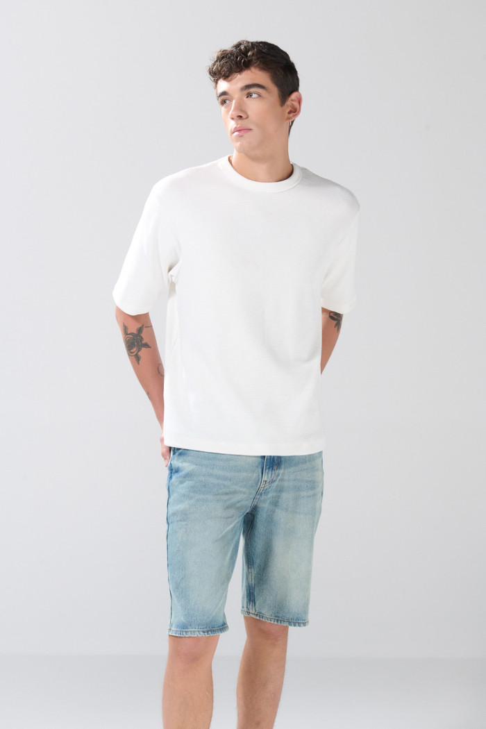 Bermuda slim de jean tiro bajo azul medio con cremallera