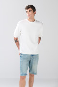 Bermuda slim de jean tiro bajo azul medio con cremallera