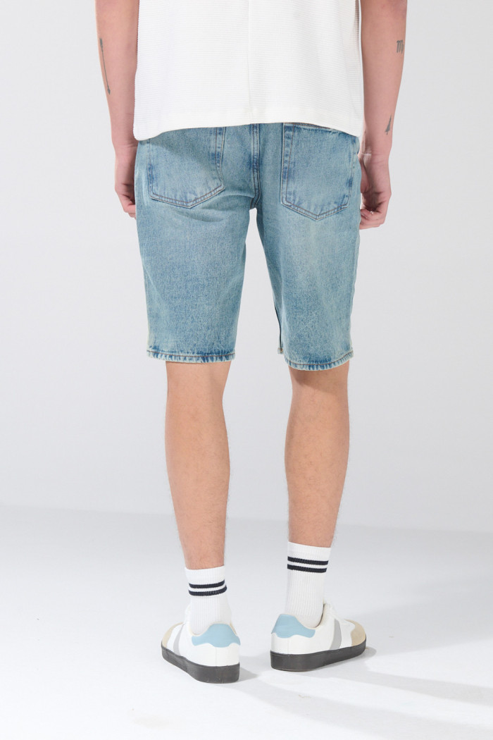 Bermuda slim de jean tiro bajo azul medio con cremallera