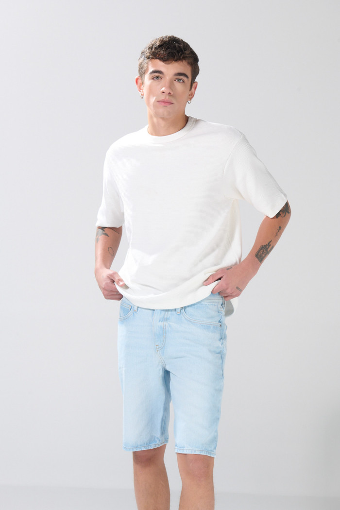 Bermuda tiro bajo slim azul clara infaltables con 5 bolsillos
