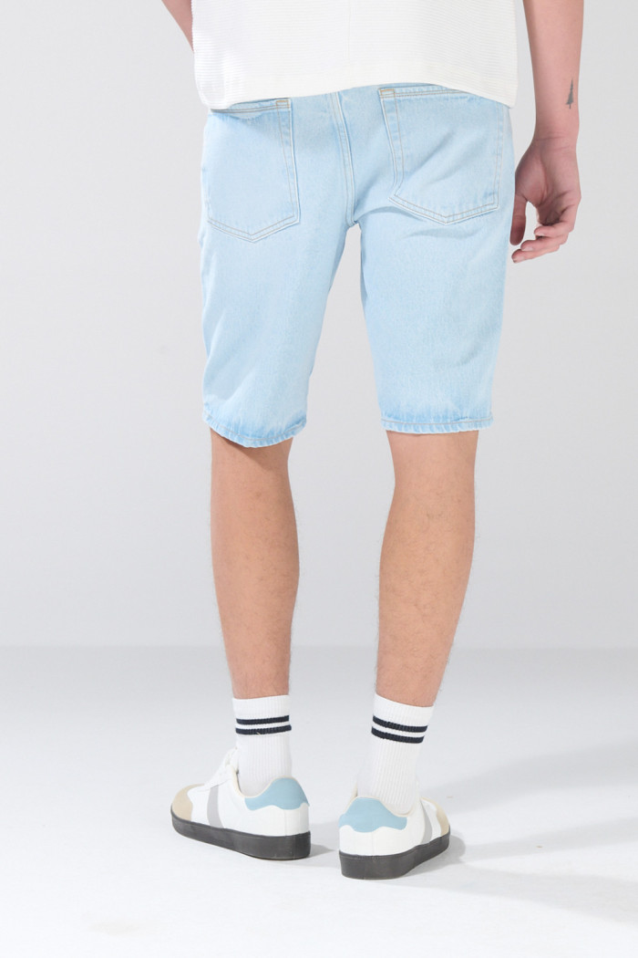 Bermuda tiro bajo slim azul clara infaltables con 5 bolsillos
