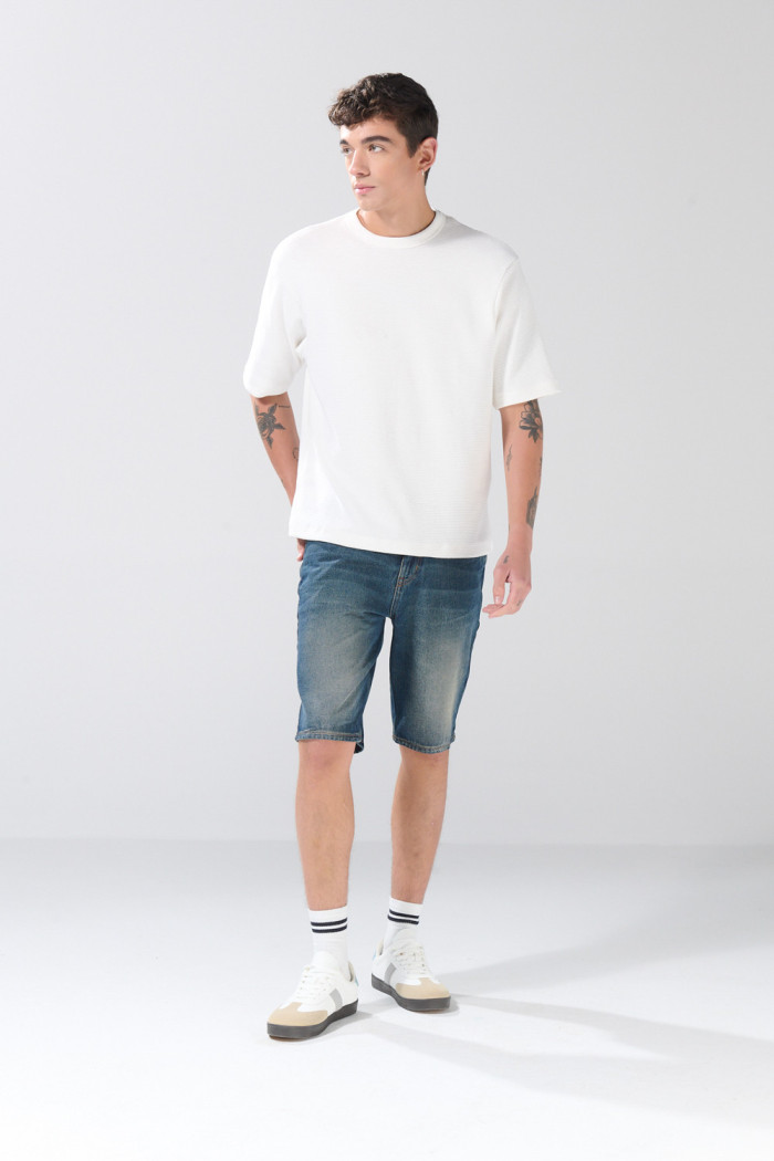 Bermuda azul oscura de jean slim infaltables con 5 bolsillos