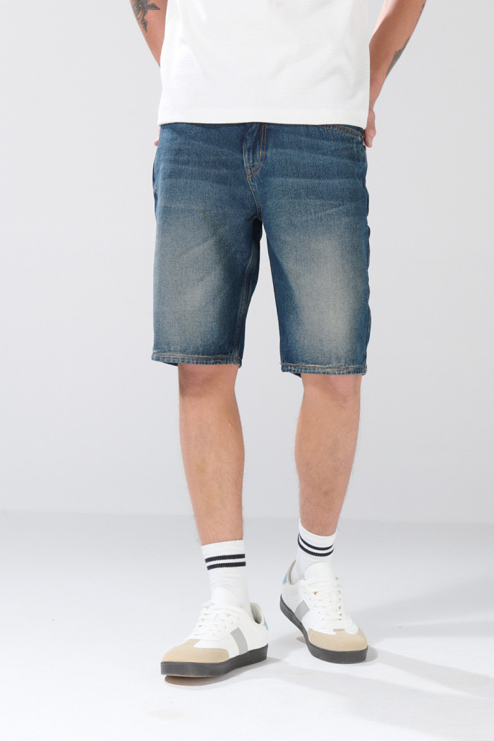 Bermuda azul oscura de jean slim infaltables con 5 bolsillos