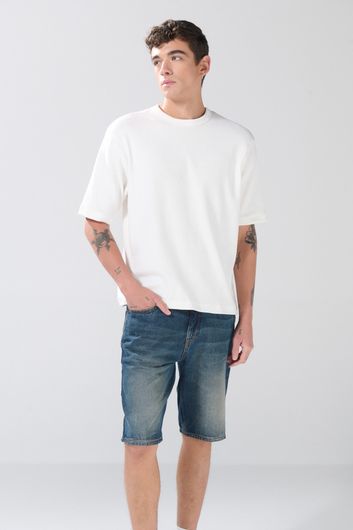 Bermuda azul oscura de jean slim infaltables con 5 bolsillos