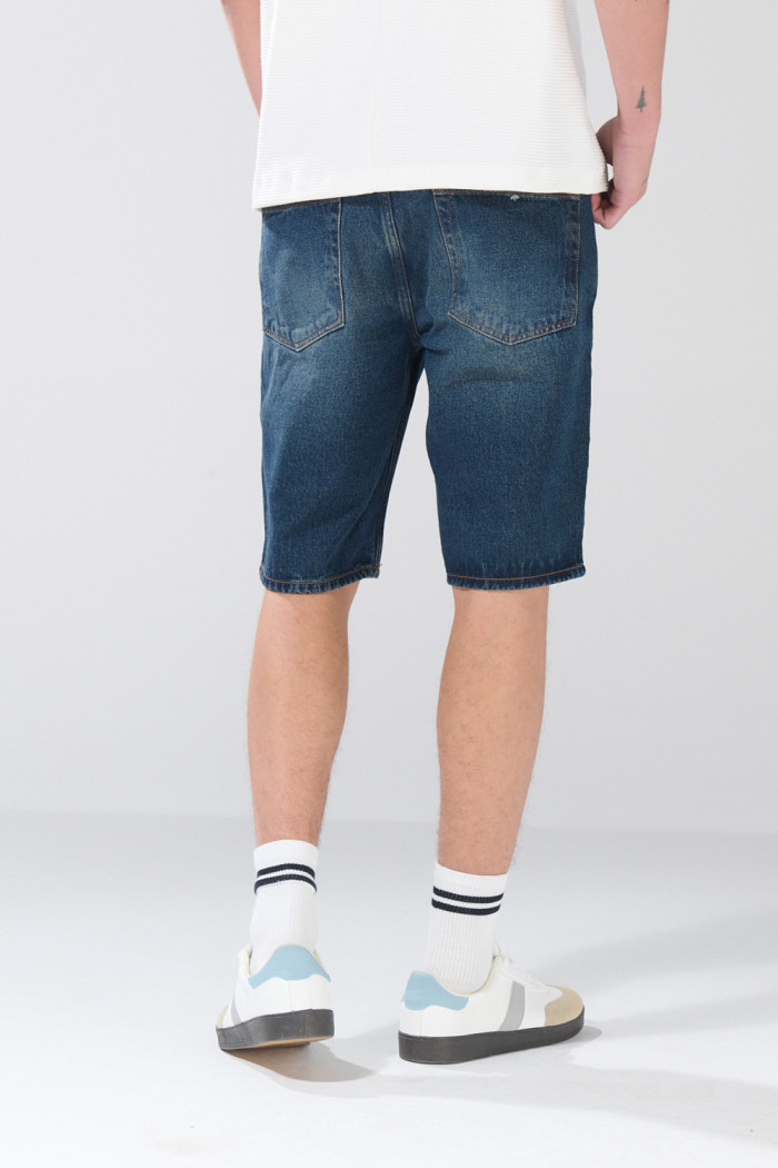 Bermuda azul oscura de jean slim infaltables con 5 bolsillos