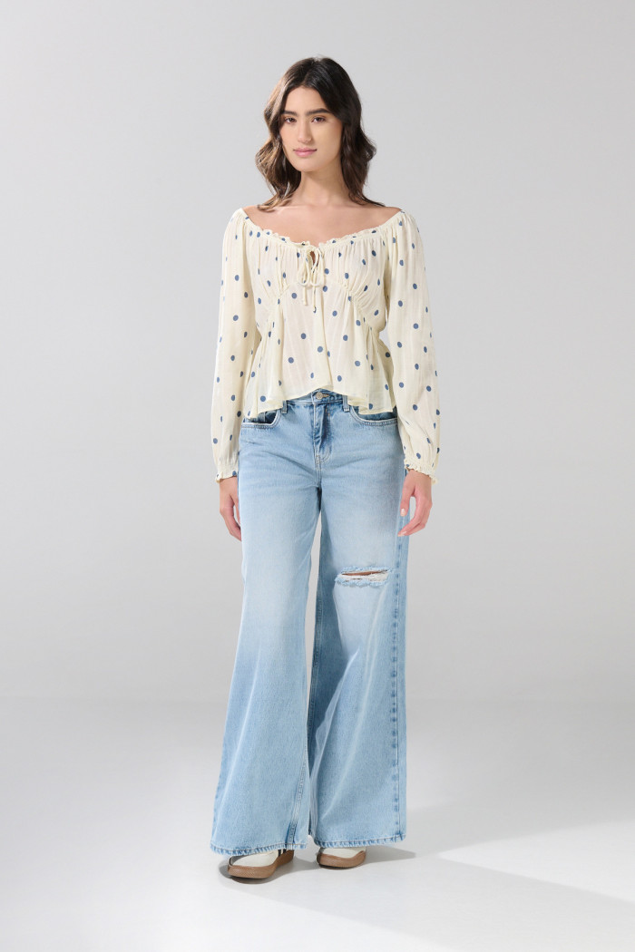 Blusa estampada crema con manga larga y escote V
