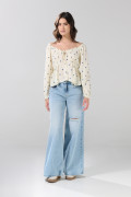 Blusa estampada crema con manga larga y escote V
