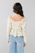 Blusa estampada crema con manga larga y escote V
