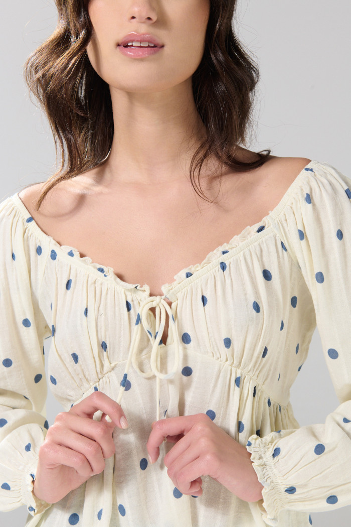 Blusa estampada crema con manga larga y escote V
