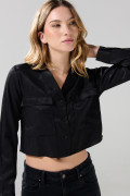Blusa unicolor crop top con doble bolsillo en frente