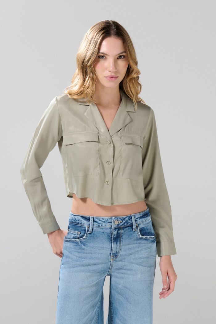 Blusa unicolor crop top con doble bolsillo en frente