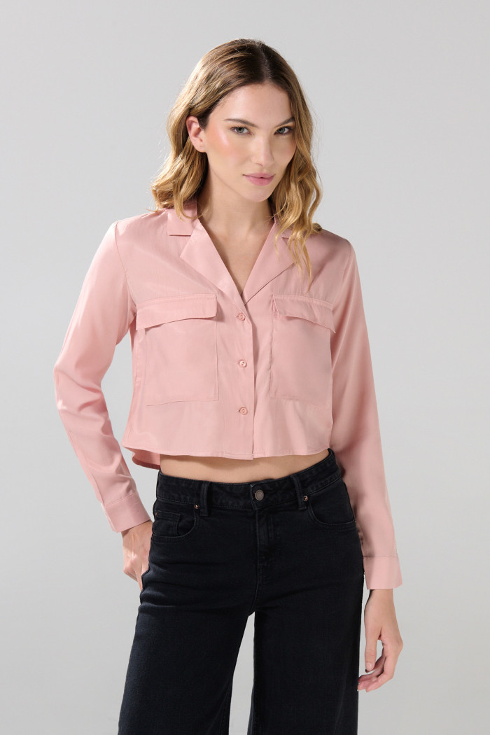 Blusa unicolor crop top con doble bolsillo en frente