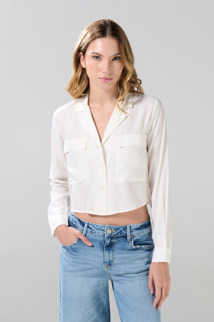 Blusa unicolor crop top con doble bolsillo en frente