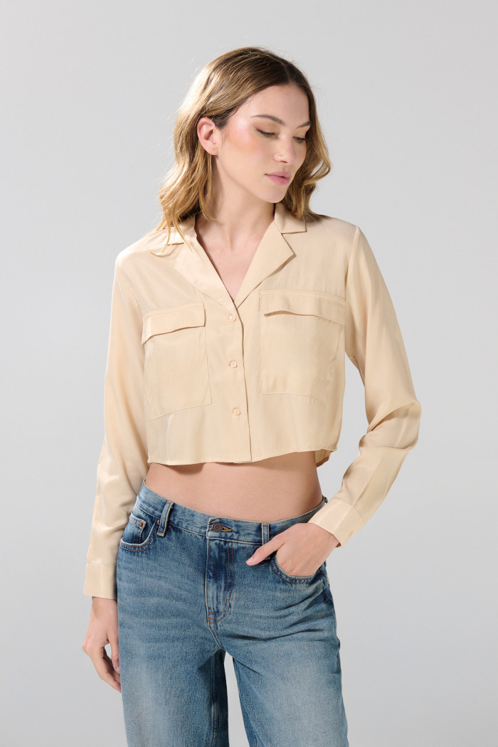 Blusa unicolor crop top con doble bolsillo en frente