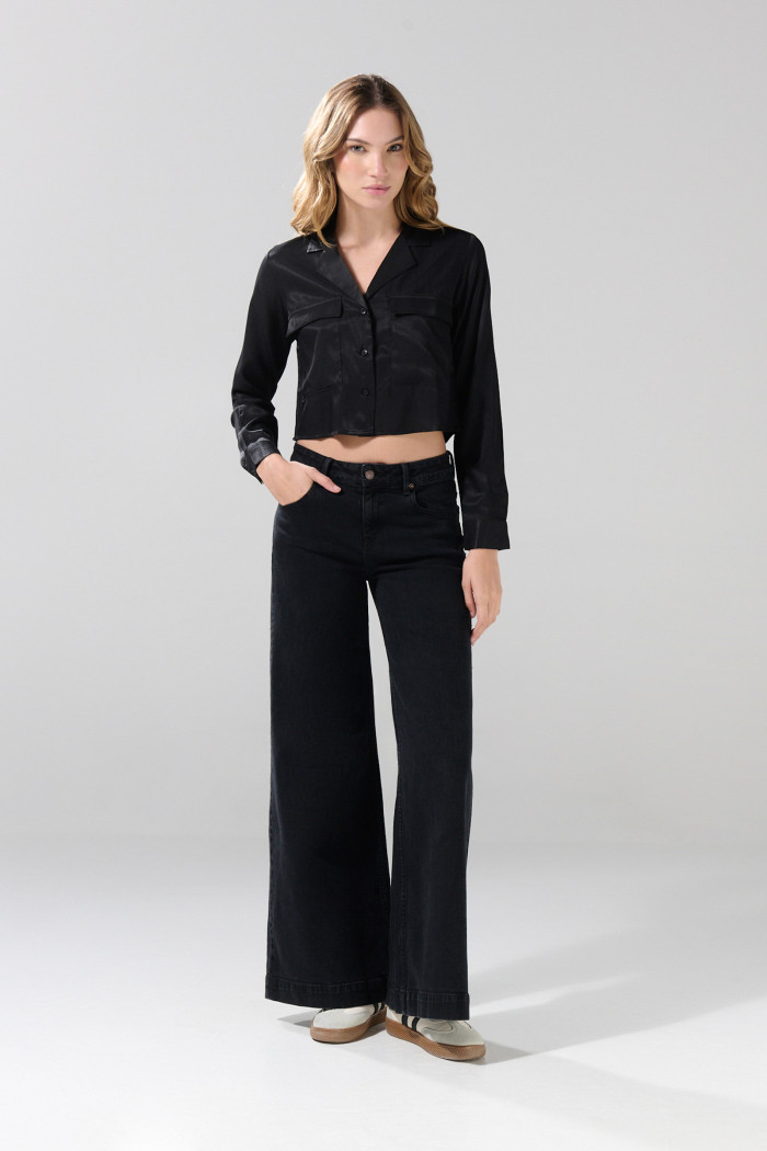 Blusa unicolor crop top con doble bolsillo en frente