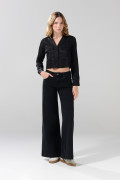 Blusa unicolor crop top con doble bolsillo en frente