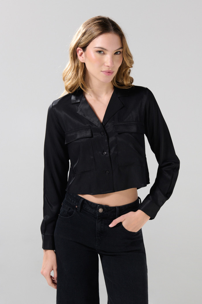 Blusa unicolor crop top con doble bolsillo en frente