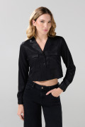 Blusa unicolor crop top con doble bolsillo en frente
