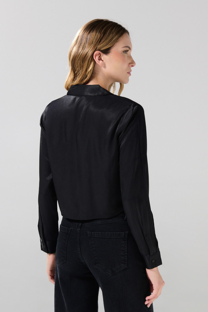 Blusa unicolor crop top con doble bolsillo en frente