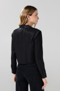 Blusa unicolor crop top con doble bolsillo en frente