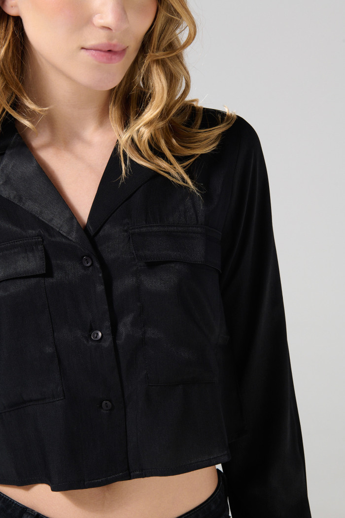 Blusa unicolor crop top con doble bolsillo en frente