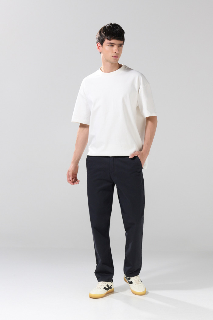 Pantalón unicolor de dril straight leg con tiro medio
