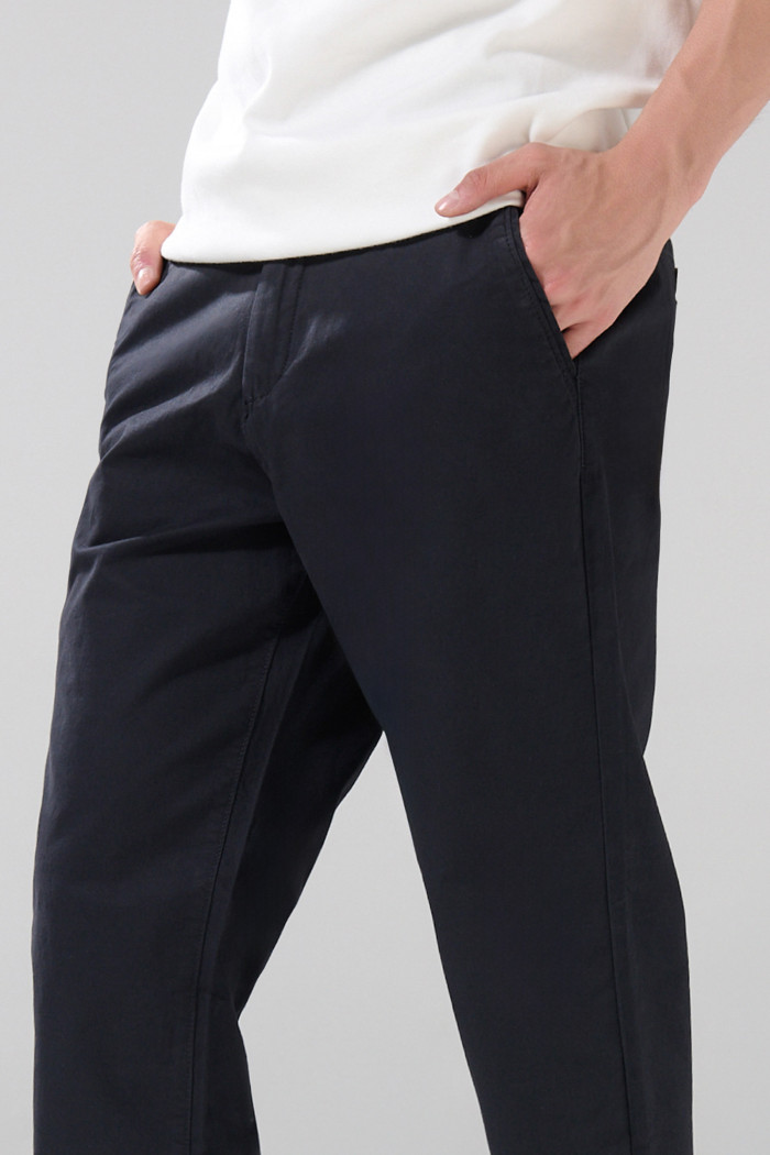 Pantalón unicolor de dril straight leg con tiro medio
