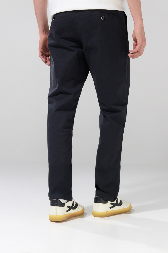 Pantalón unicolor de dril straight leg con tiro medio
