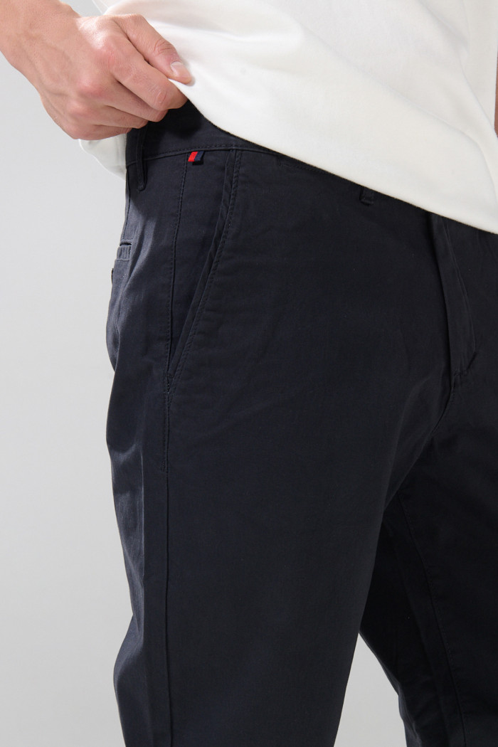 Pantalón unicolor de dril straight leg con tiro medio
