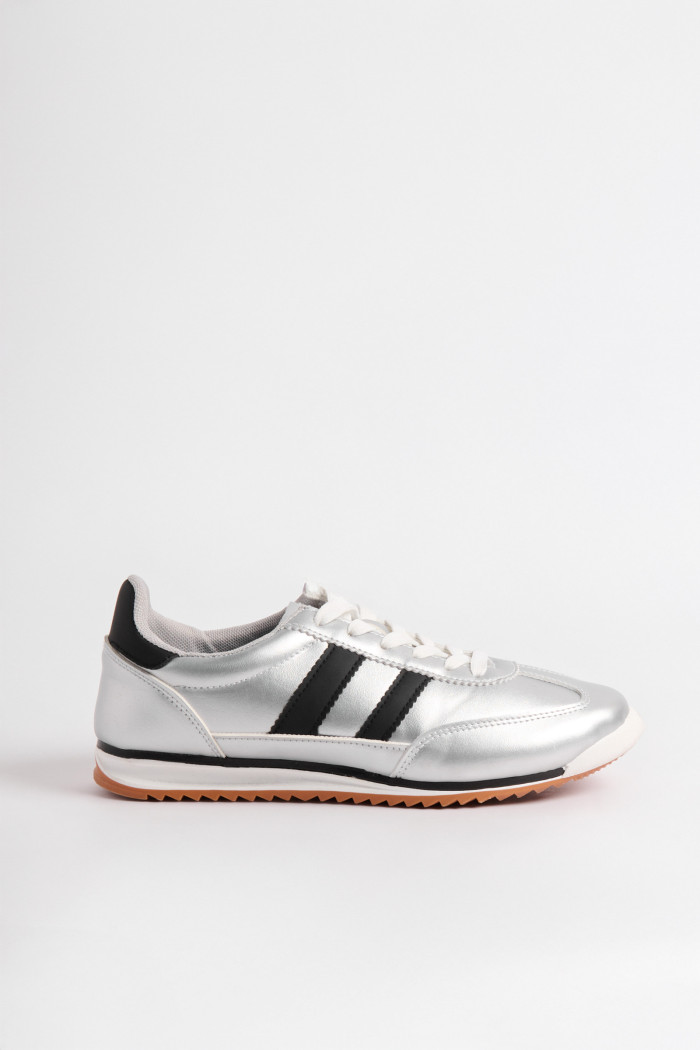 Tenis casuales unicolores con efecto brillante y contrastes
