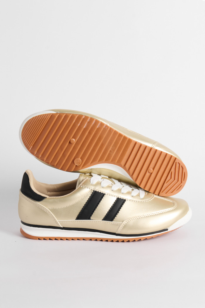 Tenis casuales unicolores con efecto brillante y contrastes

