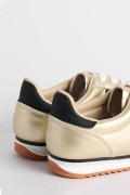 Tenis casuales unicolores con efecto brillante y contrastes
