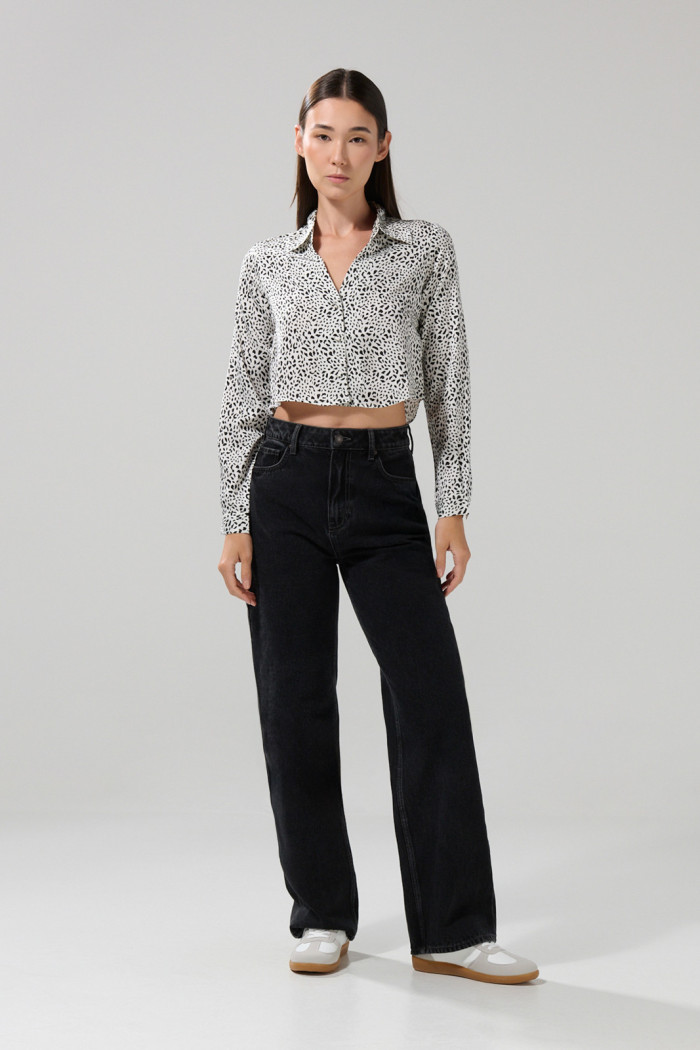 Blusa en satín unicolor crop top manga larga estampada
