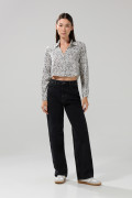 Blusa en satín unicolor crop top manga larga estampada
