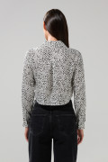 Blusa en satín unicolor crop top manga larga estampada
