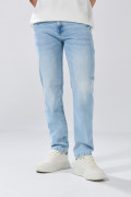 Jean slim azul claro tiro bajo con desgastes y botón
