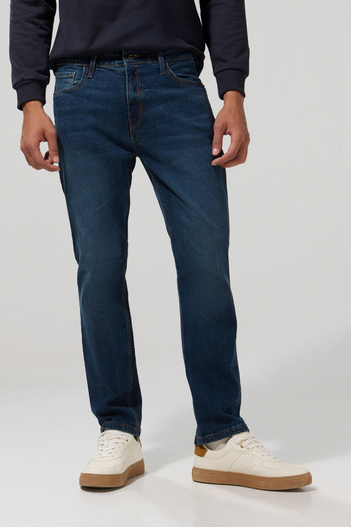 Jean azul straight leg con ligeros desgastes y tiro bajo