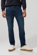 Jean azul straight leg con ligeros desgastes y tiro bajo
