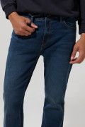 Jean azul straight leg con ligeros desgastes y tiro bajo